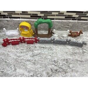 Fisher Price Little People Fence - LOT of 10 Mixed Pieces Farm Castle Road Ranch